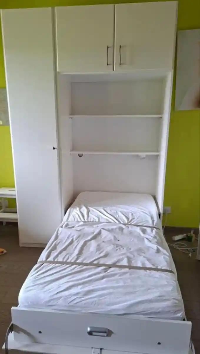 Beyaz katlanabilir yatak ve dolap takımı