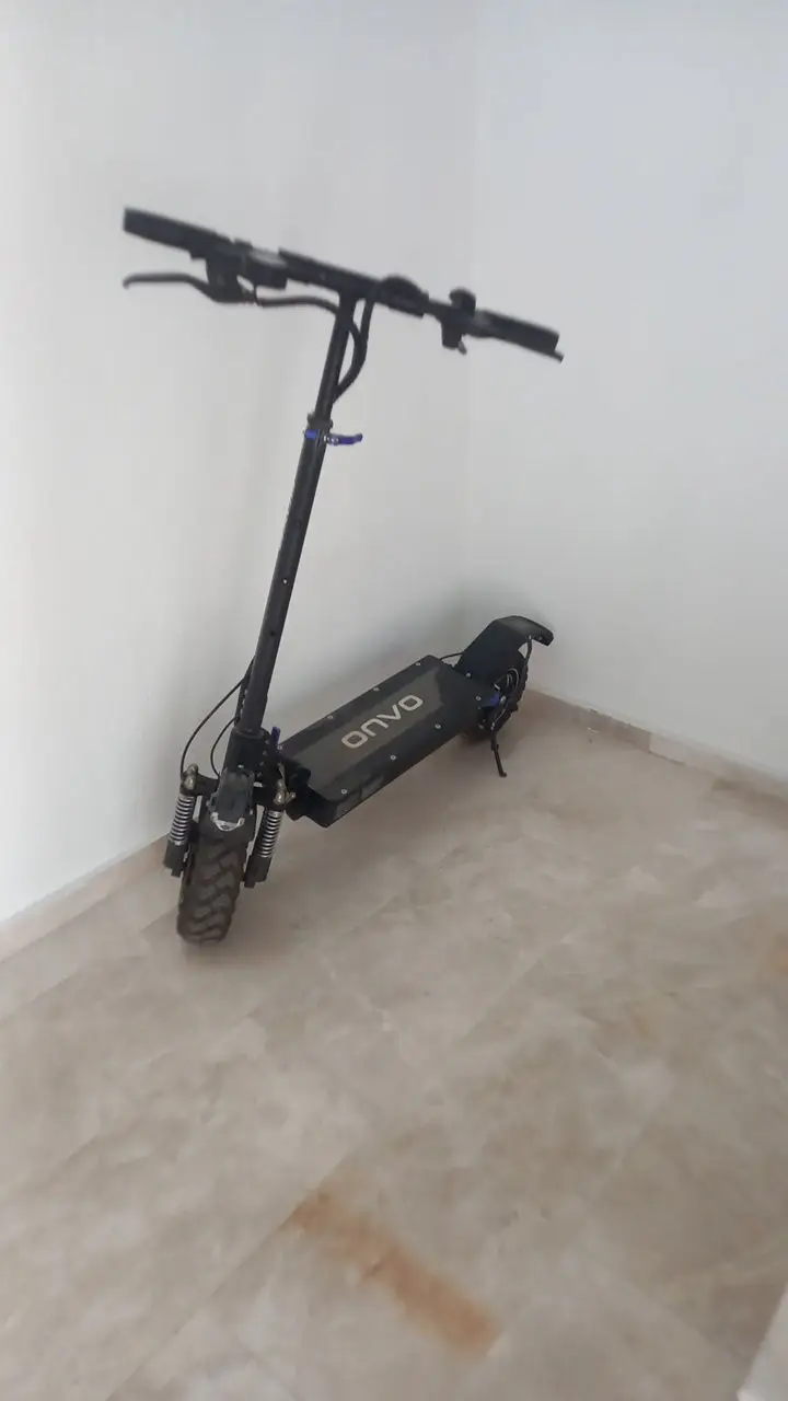 Siyah elektrikli scooter