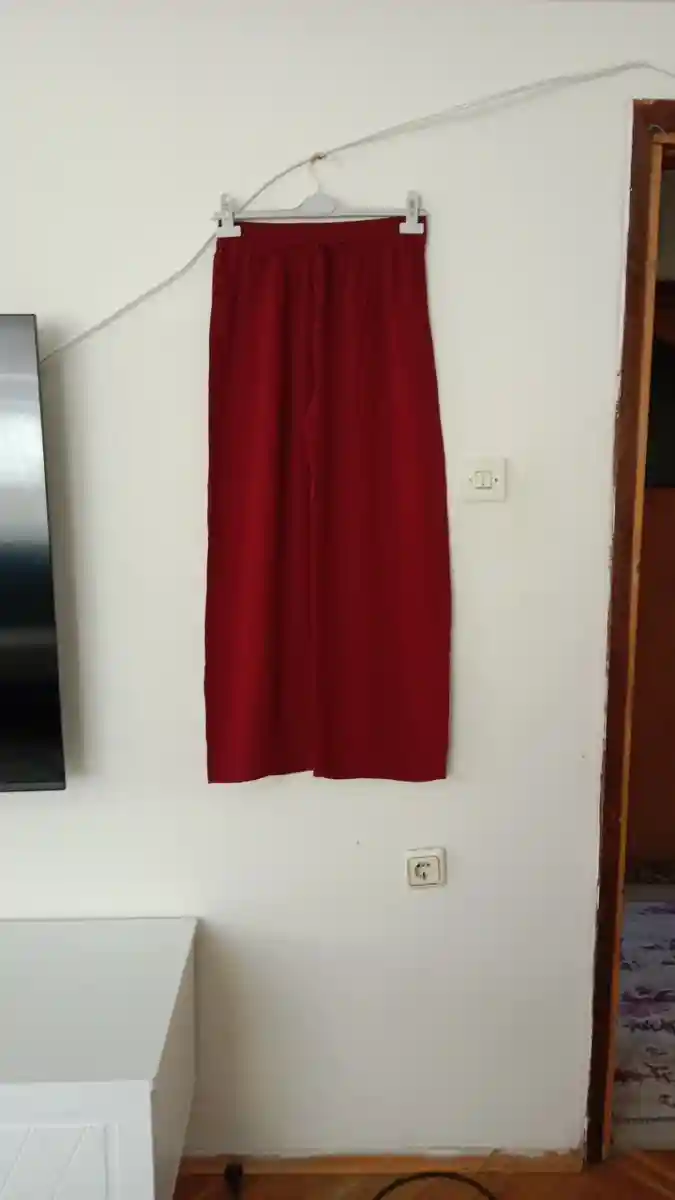 Kırmızı uzun kumaş pantolon bordo renginde 4xl bedendir temiz bir şekilde kullanılmıştır