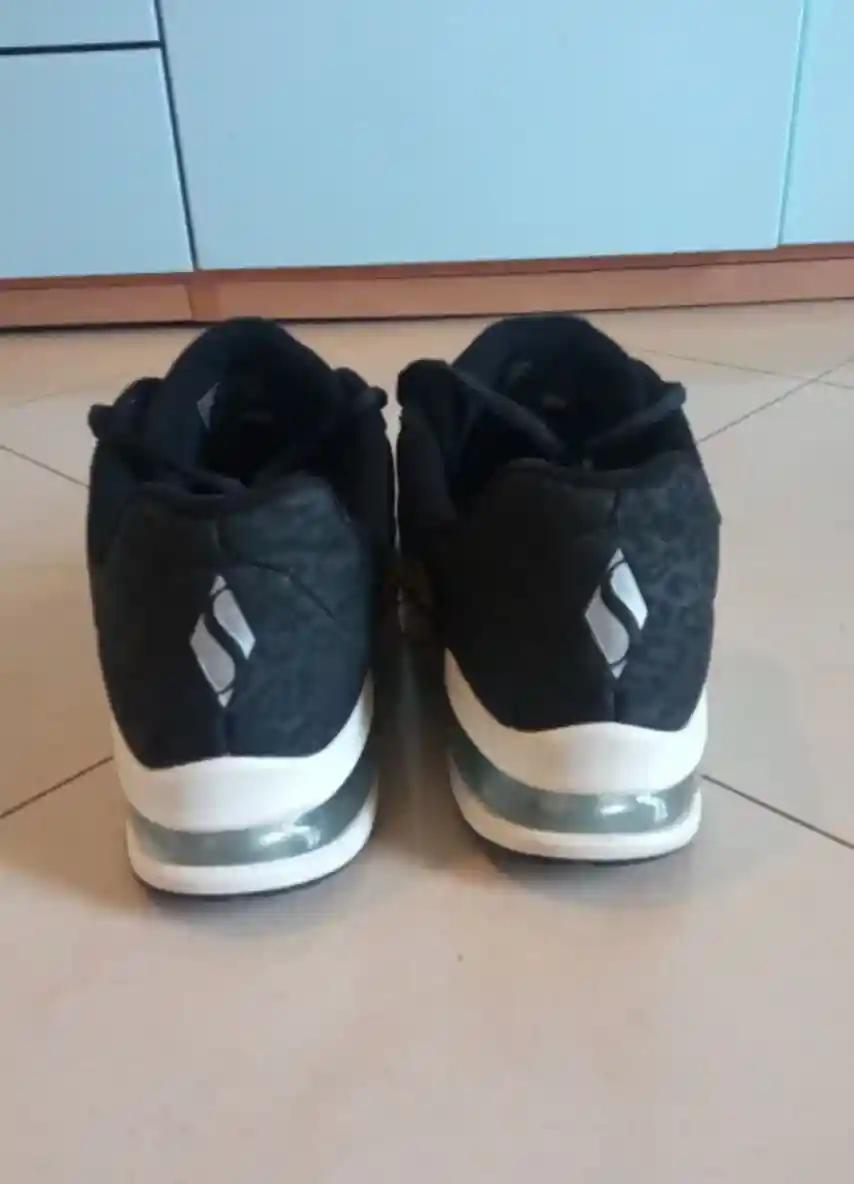 Siyah spor ayakkabı