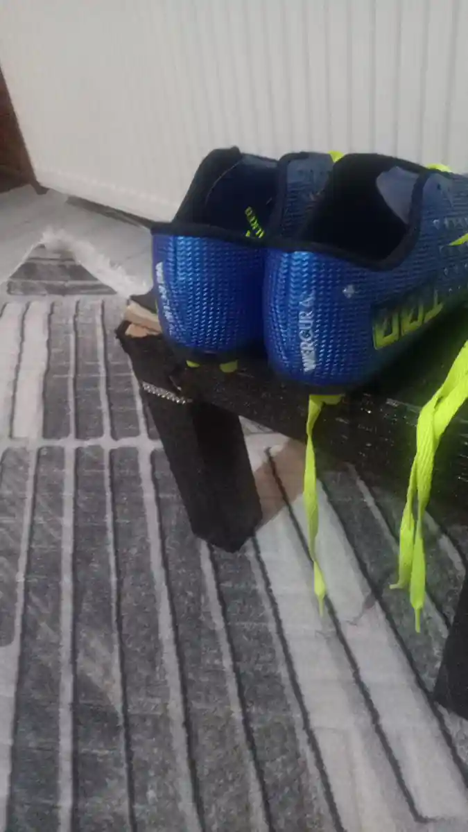 Mavi renkli futbol ayakkabısı