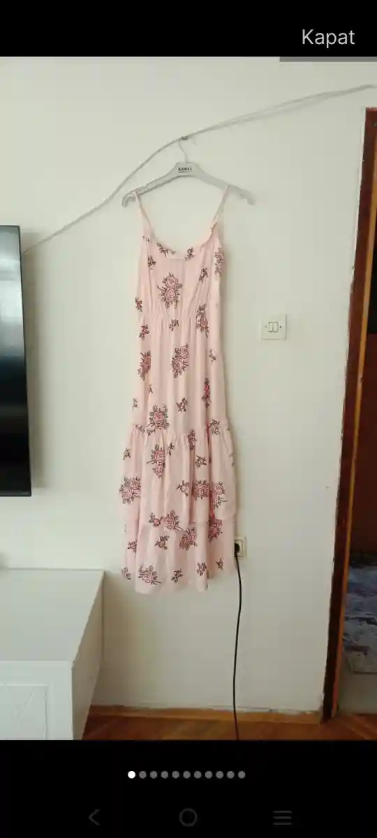 çiçek desenli pembe elbise