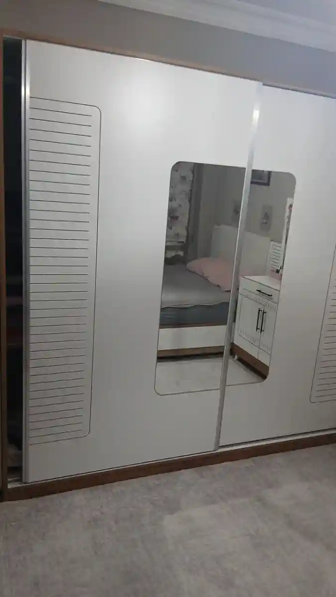 Beyaz ayna kapaklı gardırop ilan görseli