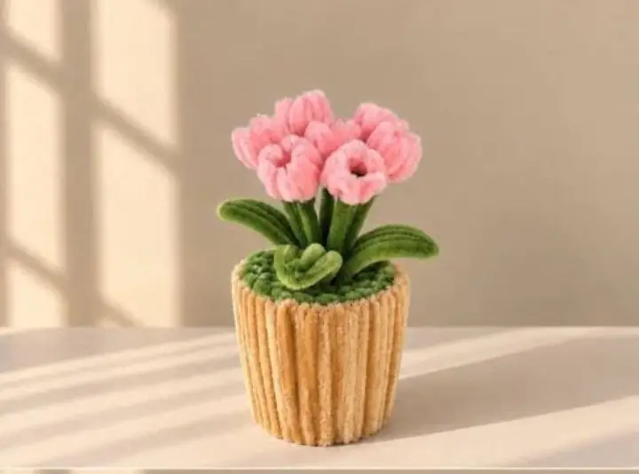 Pembe yapay çiçekli dekoratif saksı