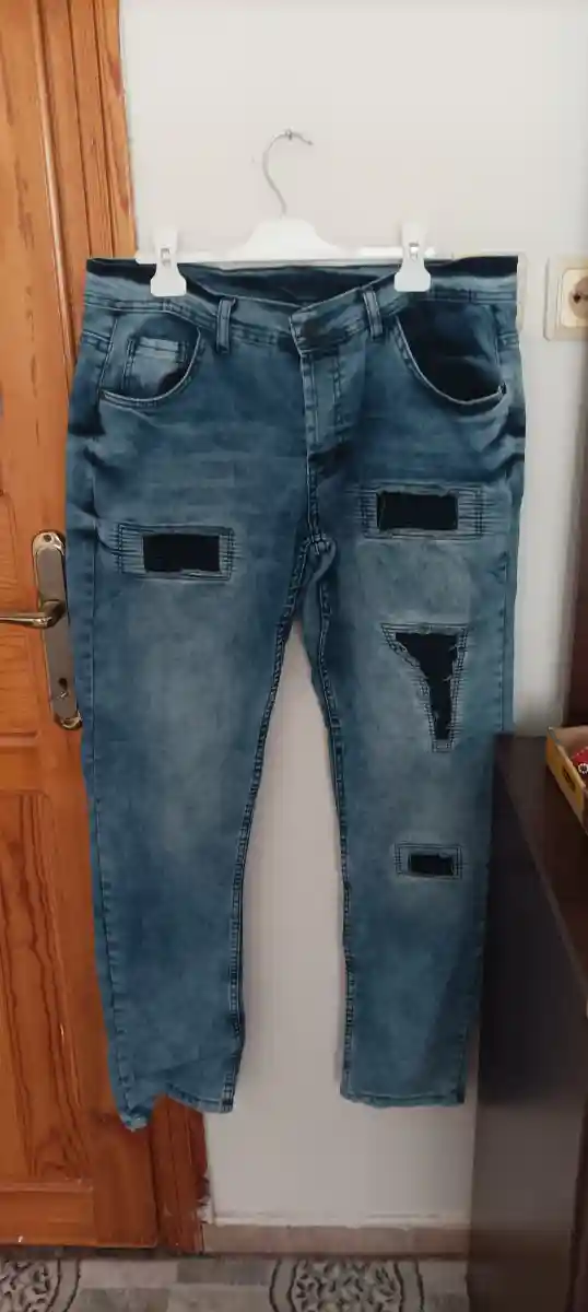 Yırtık detaylı mavi kot pantolon