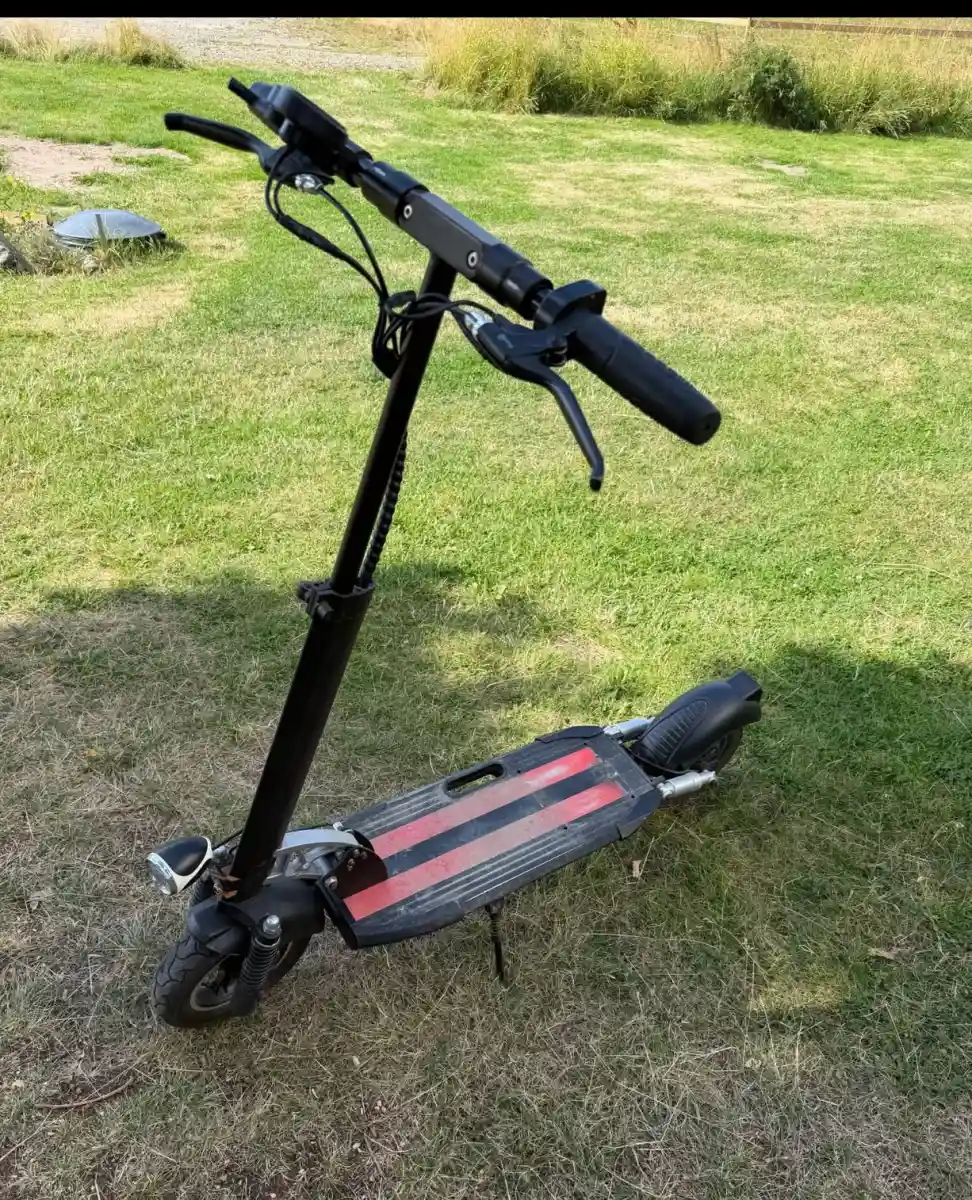 Siyah kırmızı elektrikli scooter