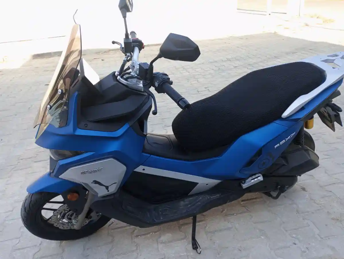 Mavi renkli scooter