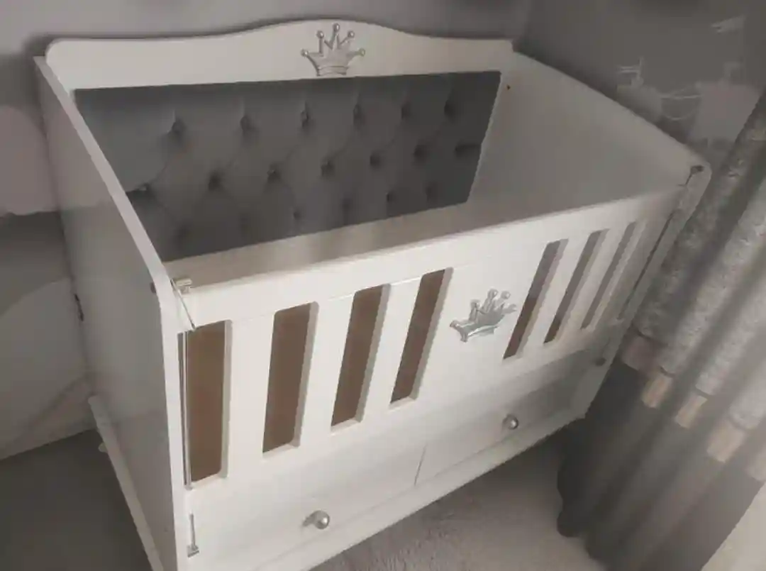 Beyaz renkli şık bebek beşiği
