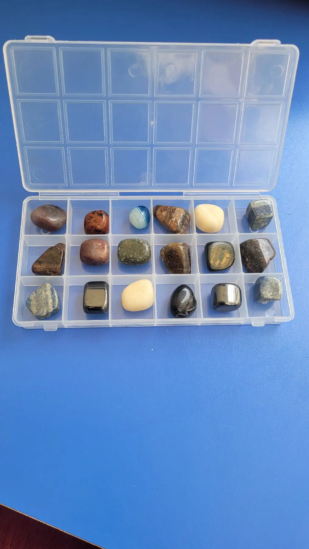 20 adet doğal taş seti şeffaf kutuda