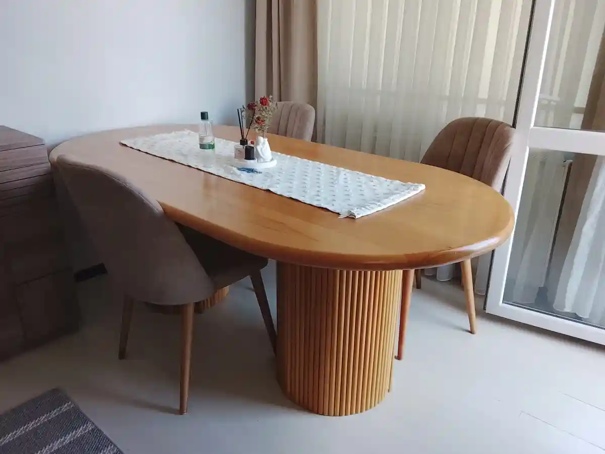 Modern ahşap yuvarlak masa ve sandalyeler