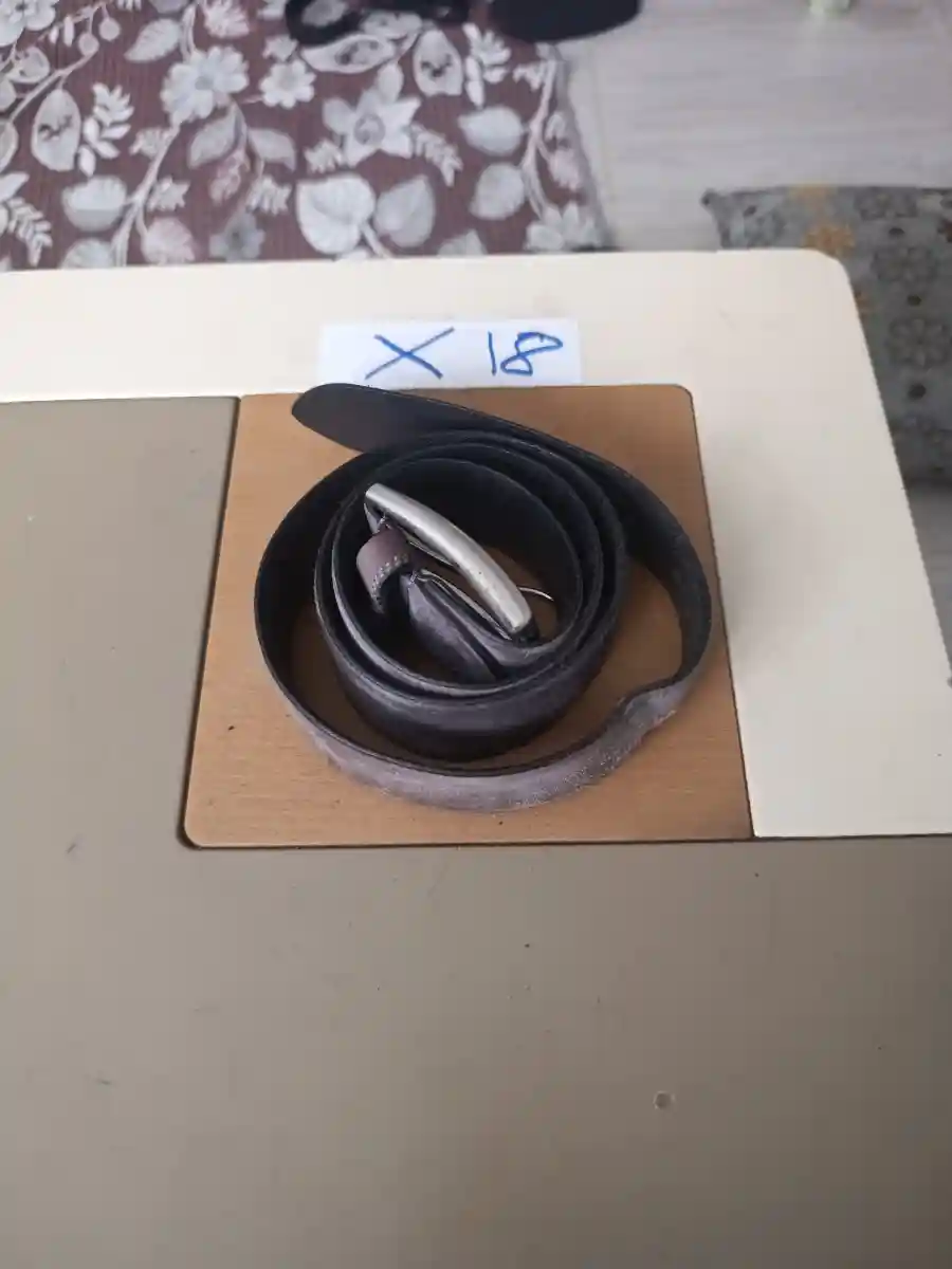 Her tarza uyum sağlayan klasik metal tokalı, siyah renkli erkek kemeri ihtiyaç fazlası olması n