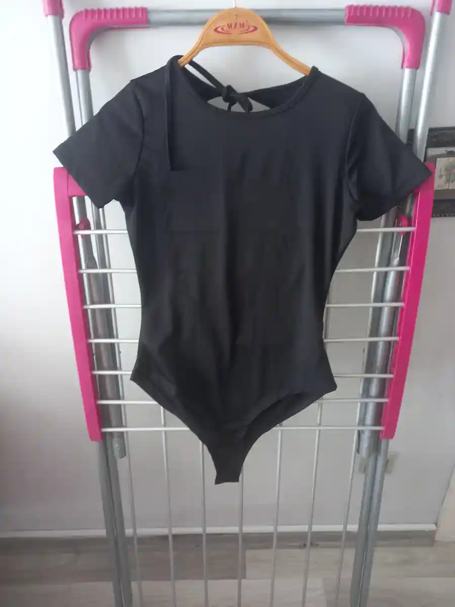 Siyah kısa kollu bodysuit