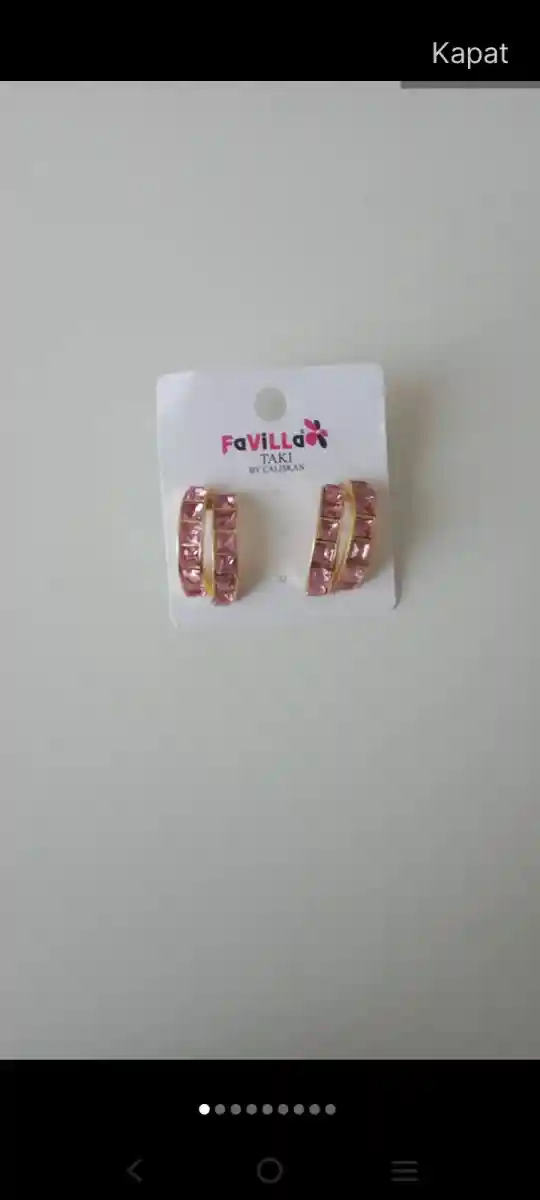 Pembe taşlı altın renk küpe