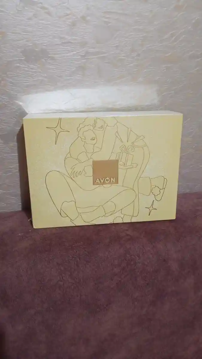 Avon markalı hediye kutusu ile parfüm seti