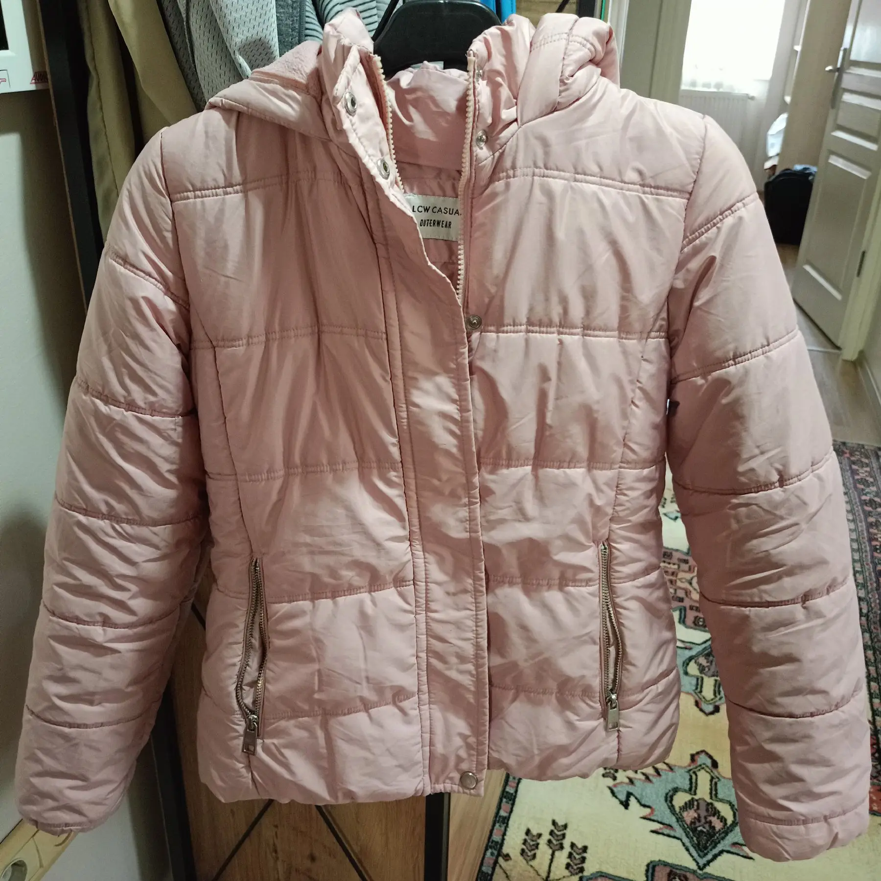 Pembe kapüşonlu kış mont