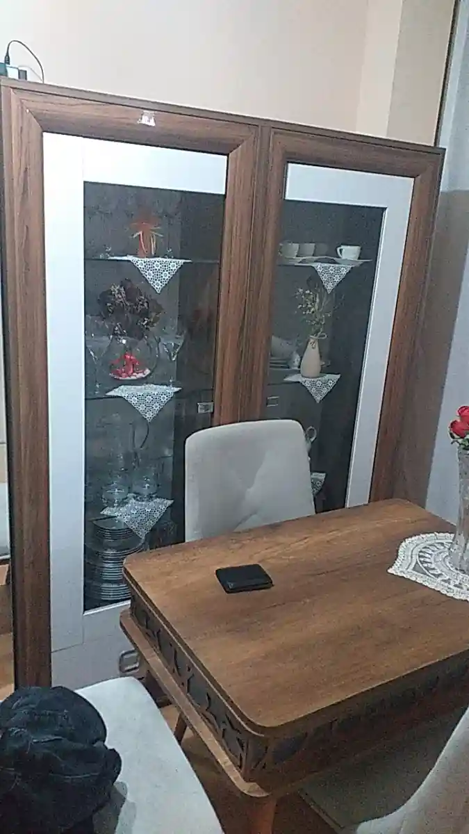 Ahşap vitrin ve masa takımı ilan görseli