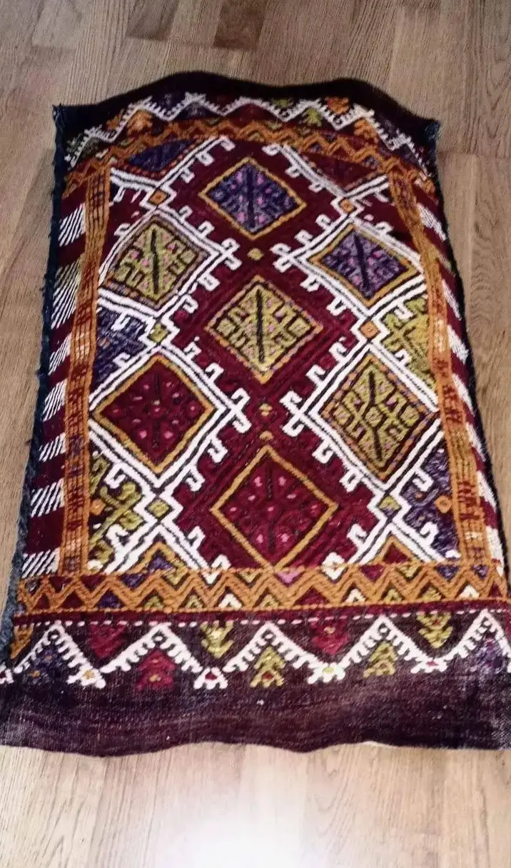 Renkli desenli el dokuması kilim yastık