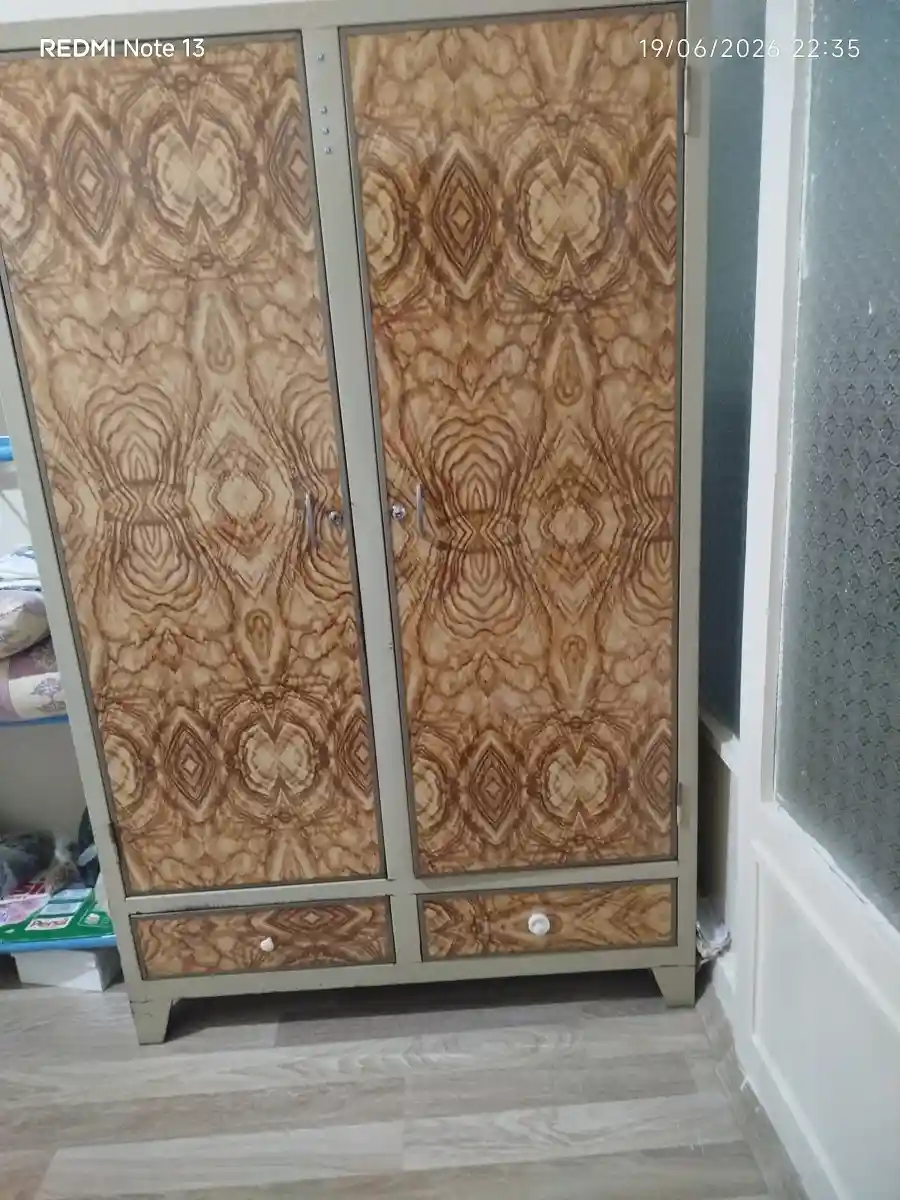 Desenli dört kapılı ahşap dolap