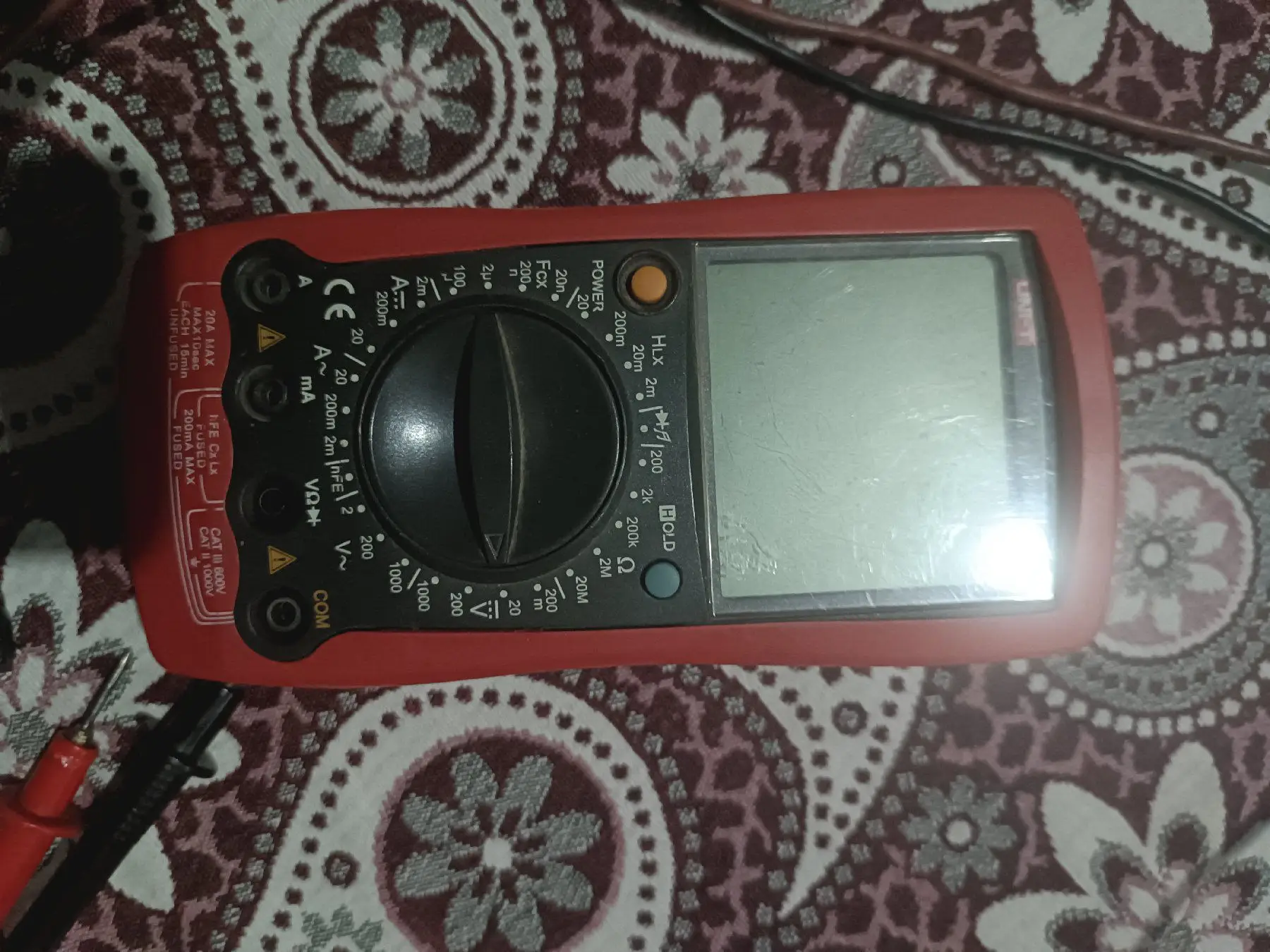 Kırmızı dijital multimetre