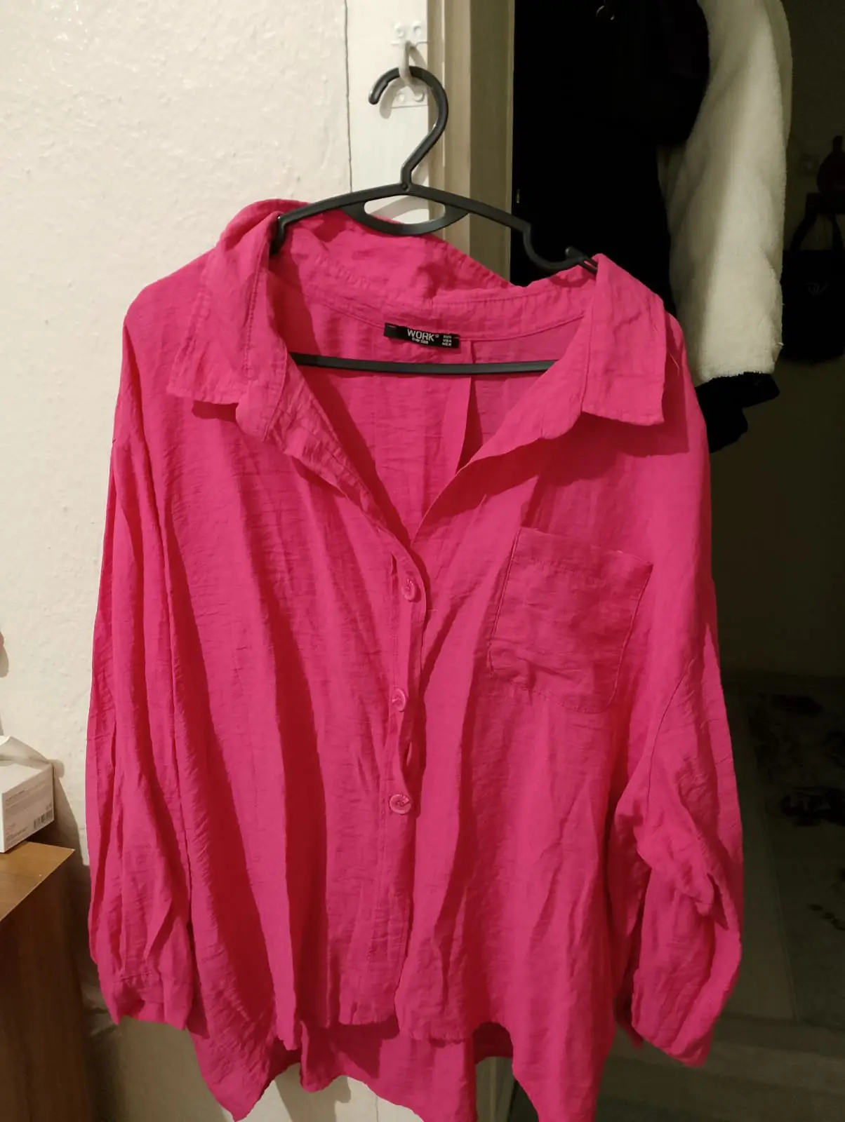 Pembe gömlek, rahat kesim