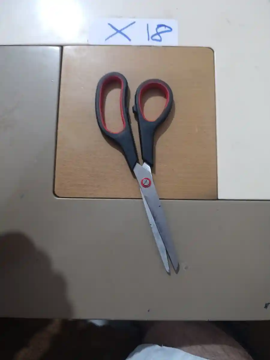 Kırmızı detaylı makas