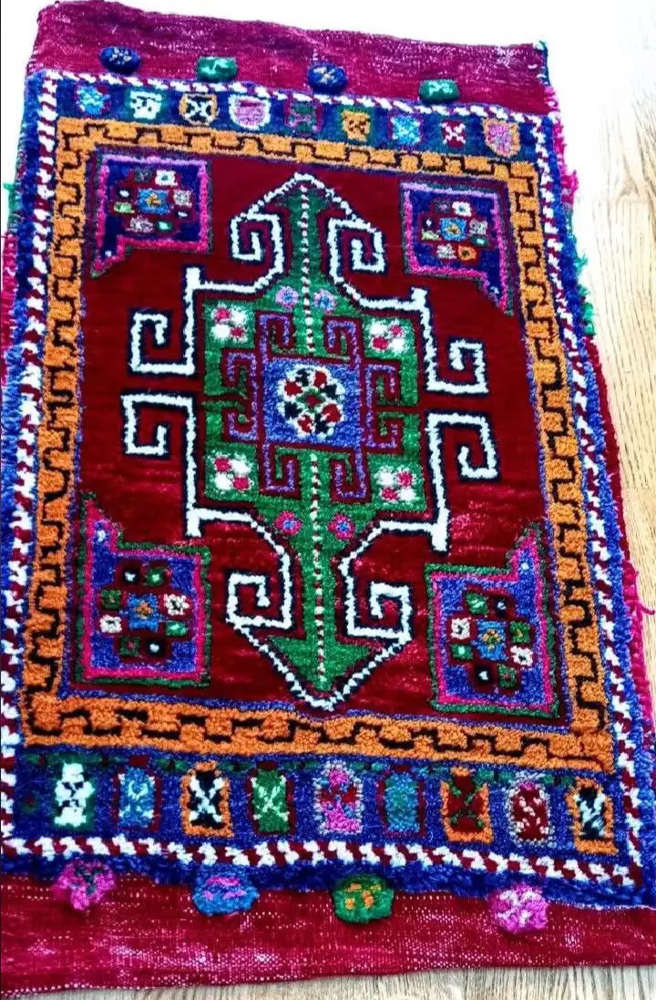 Renkli el dokuması halı yastık