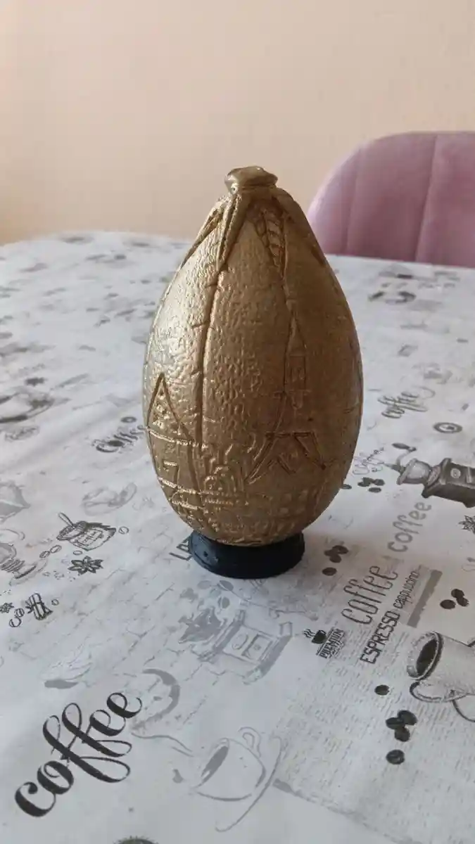 Altın renkli dekoratif yumurta