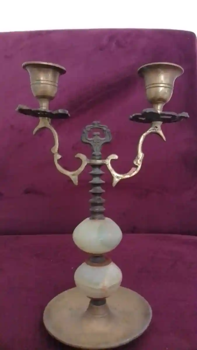 İki kollu, pirinç/metal aksamlı ve oniks/mermer gövdeli 60 senelik vintage şamdan
