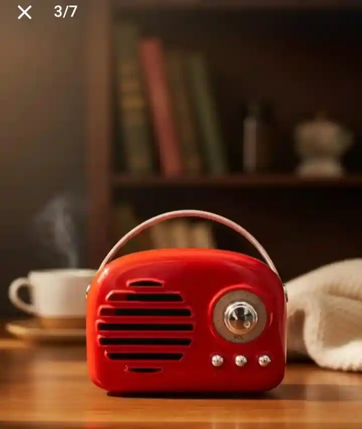 Kırmızı retro radyo