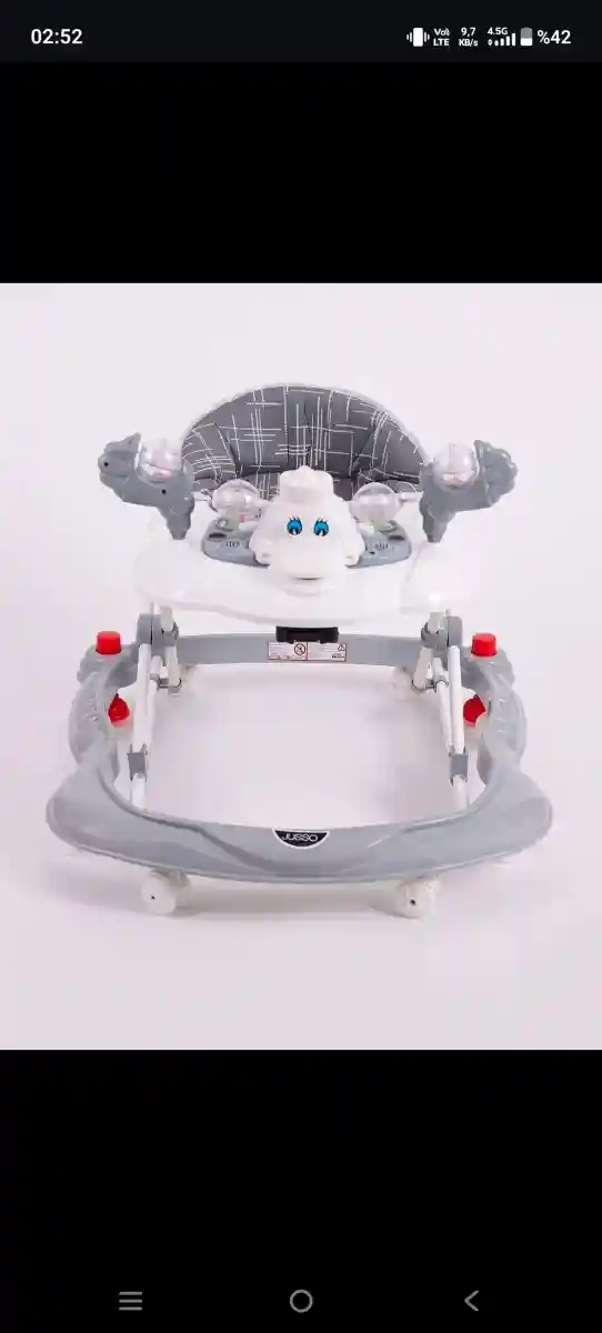 Gri renkli bebek yürüteci