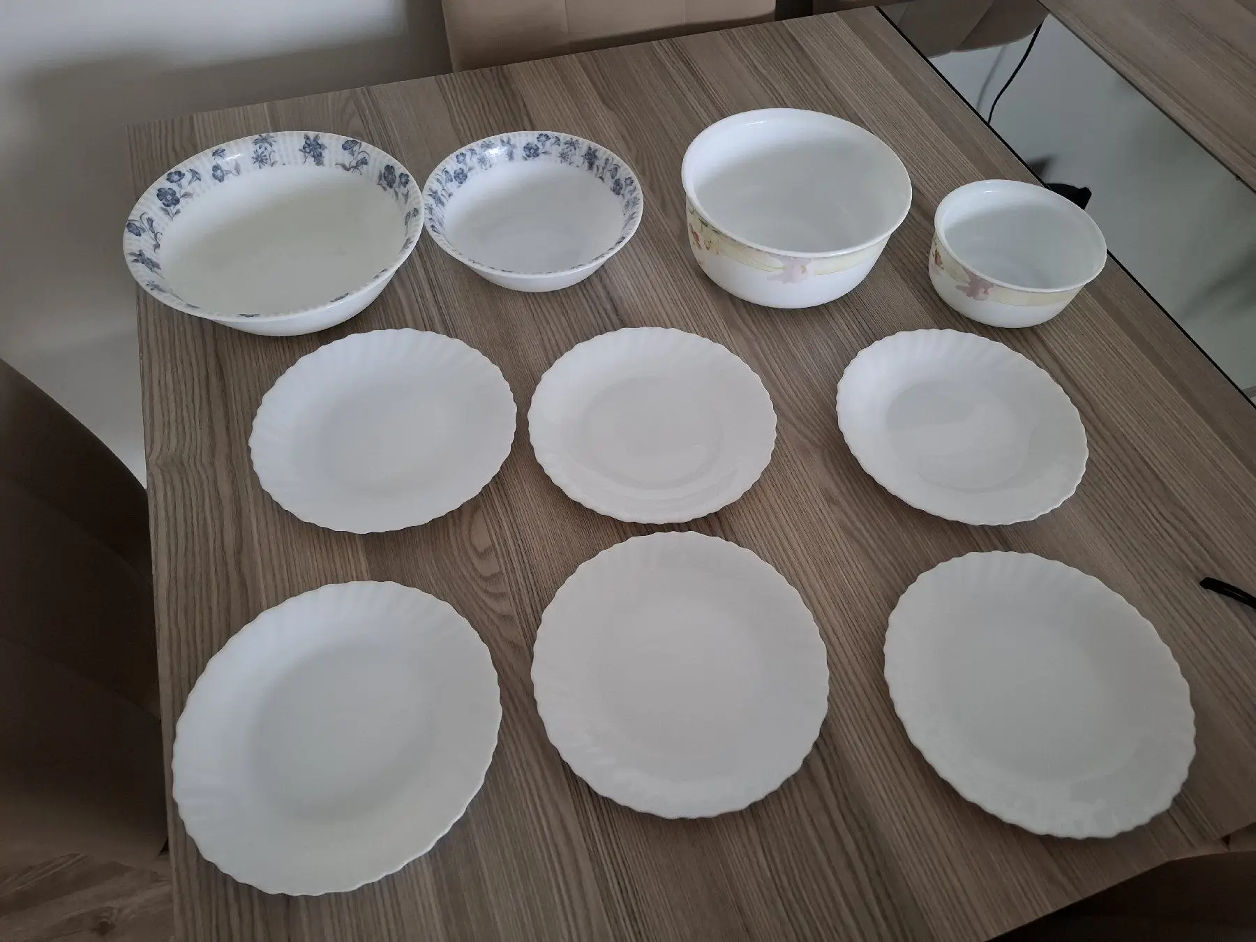Arkopal salata kaseleri ve tatlı pasta tabağı