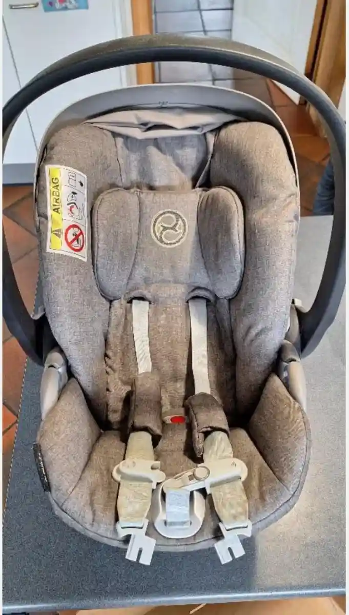 Gri renkli bebek oto koltuğu