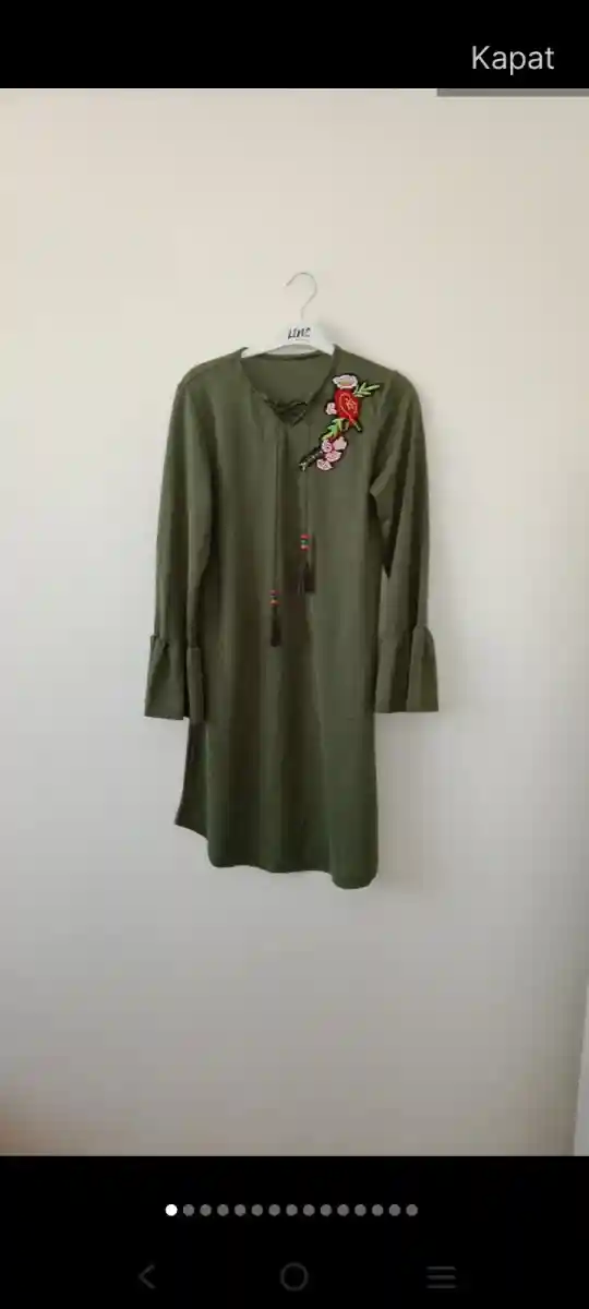 çiçek desenli yeşil elbise