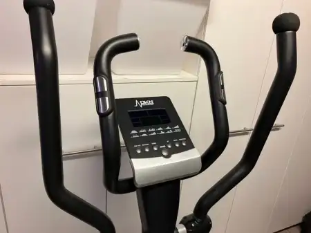 Dijital ekranlı egzersiz bisikleti