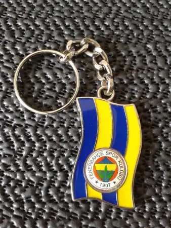 Fenerbahçe bayrak formunda anahtarlık.