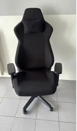 Siyah ofis ve gaming koltuğu