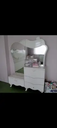 Beyaz ayna ve çekmeceli şifonyer
