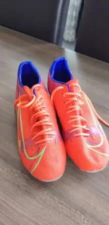 Canlı renkli futbol ayakkabısı