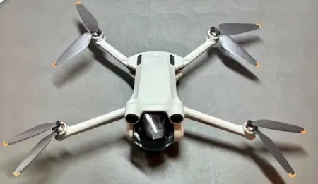 Beyaz uzaktan kumandalı drone