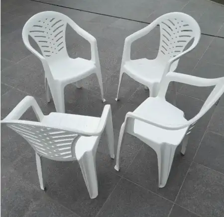 Dört adet beyaz plastik sandalye adet fiyatı