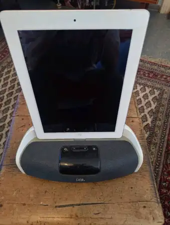 Beyaz tablet ve bluetooth hoparlör seti