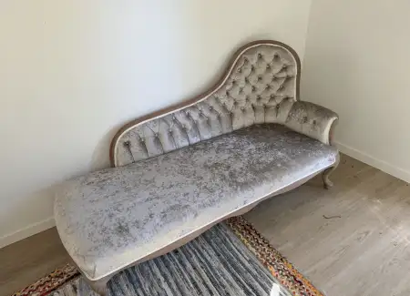 şık tasarımlı döşemeli koltuk