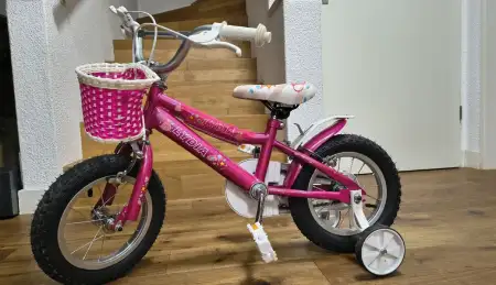 Pembe renkli çocuk bisikleti