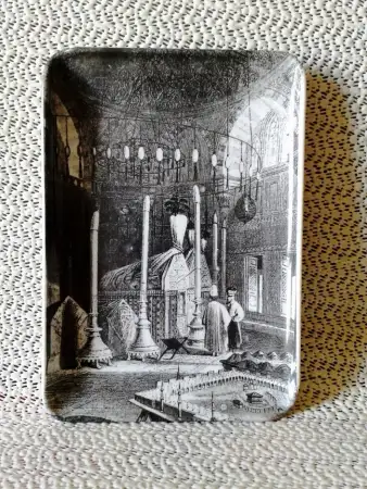 Kanuni̇ sultan süleyman türbesi̇ gravür baskili melami̇n tabak.  nadi̇r. koleksi̇yonluk. 70 ler