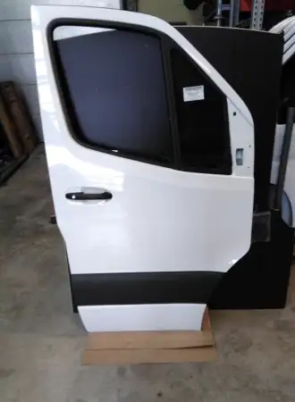 Mercedes sprinter 2024'ün ön kapısı (sol ve sağ) ilan görseli