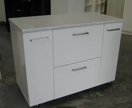 Modern beyaz mutfak dolabı