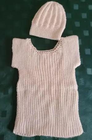 Kız çocuk i̇çin bej renkli kazak ve şapka takımı