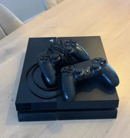 Playstation 4 ve i̇ki kumanda
