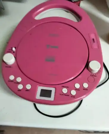 Pembe taşınabilir müzik çalar