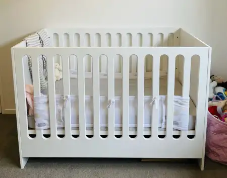Beyaz ahşap bebek beşiği ilan görseli